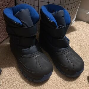 Cat and Jack kids Snow Boots size 5 Blue Black